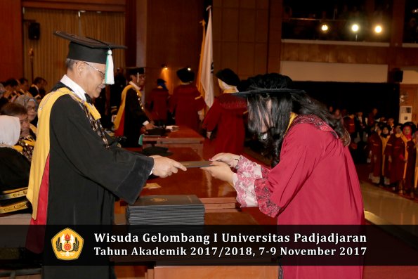 Wisuda Unpad Gel I TA 2017_2018  Fakultas Pertanian oleh Dekan 090
