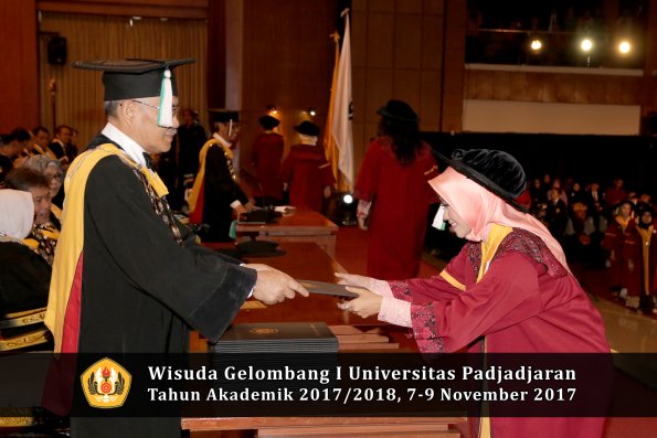 Wisuda Unpad Gel I TA 2017_2018  Fakultas Pertanian oleh Dekan 091