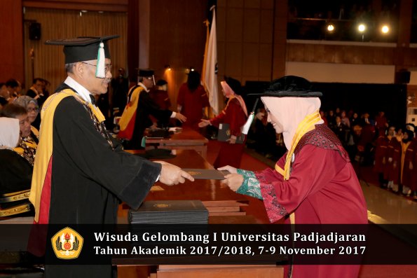 Wisuda Unpad Gel I TA 2017_2018  Fakultas Pertanian oleh Dekan 092