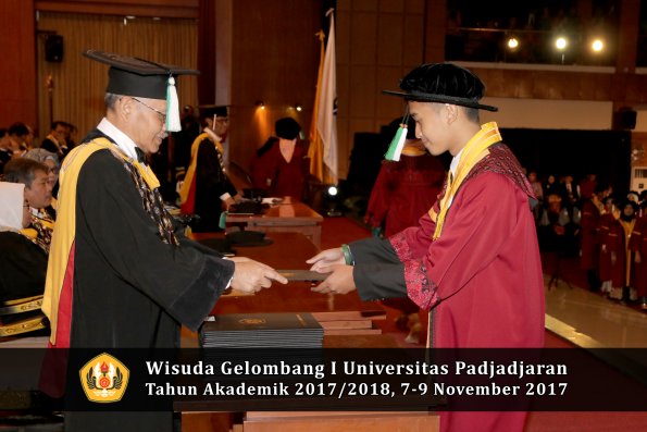 Wisuda Unpad Gel I TA 2017_2018  Fakultas Pertanian oleh Dekan 093