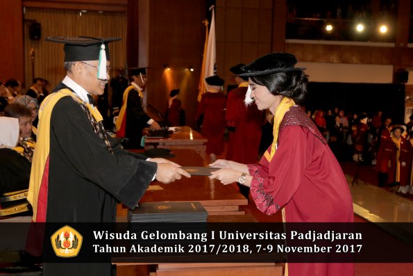 Wisuda Unpad Gel I TA 2017_2018  Fakultas Pertanian oleh Dekan 094