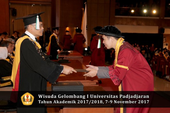 Wisuda Unpad Gel I TA 2017_2018  Fakultas Pertanian oleh Dekan 095