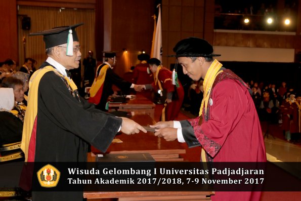 Wisuda Unpad Gel I TA 2017_2018  Fakultas Pertanian oleh Dekan 096