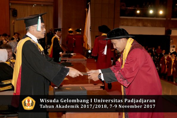 Wisuda Unpad Gel I TA 2017_2018  Fakultas Pertanian oleh Dekan 097