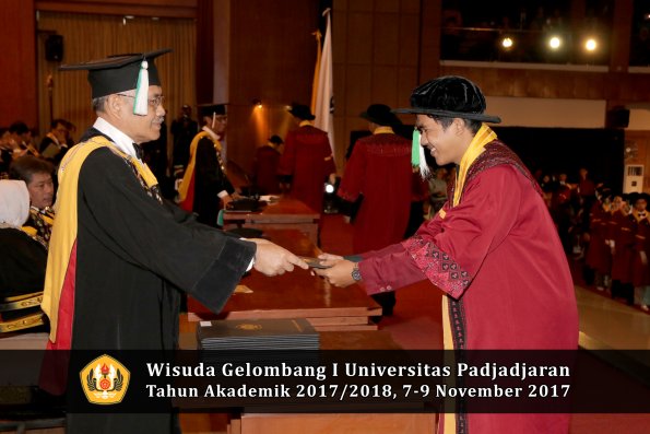 Wisuda Unpad Gel I TA 2017_2018  Fakultas Pertanian oleh Dekan 098