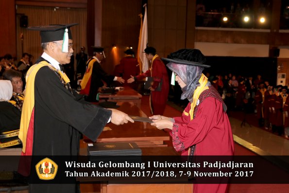 Wisuda Unpad Gel I TA 2017_2018  Fakultas Pertanian oleh Dekan 099