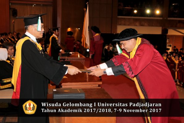 Wisuda Unpad Gel I TA 2017_2018  Fakultas Pertanian oleh Dekan 105