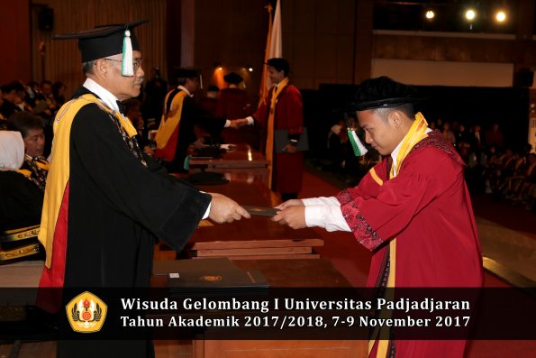 Wisuda Unpad Gel I TA 2017_2018  Fakultas Pertanian oleh Dekan 111