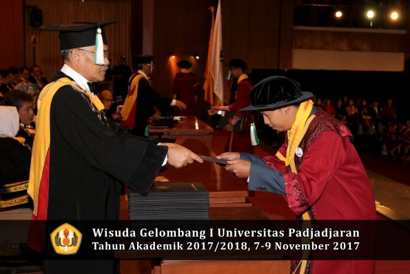 Wisuda Unpad Gel I TA 2017_2018  Fakultas Pertanian oleh Dekan 120