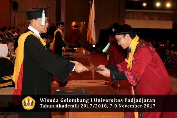 Wisuda Unpad Gel I TA 2017_2018  Fakultas Pertanian oleh Dekan 142