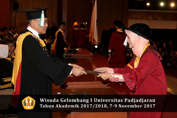 Wisuda Unpad Gel I TA 2017_2018  Fakultas Pertanian oleh Dekan 144