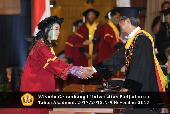Wisuda Unpad Gel I TA 2017_2018  Fakultas Pertanian Oleh Rektor 034