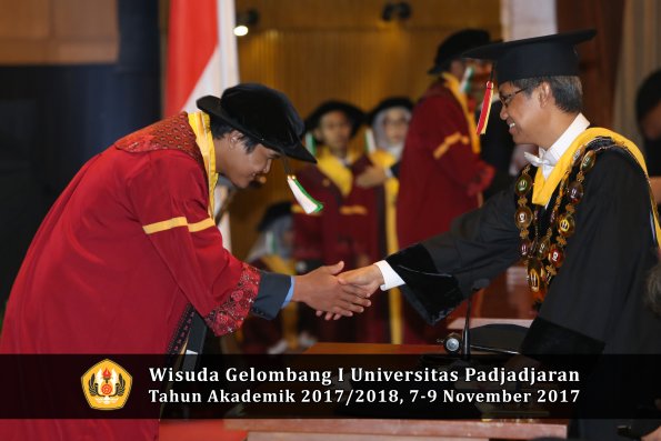 Wisuda Unpad Gel I TA 2017_2018  Fakultas Pertanian Oleh Rektor 050