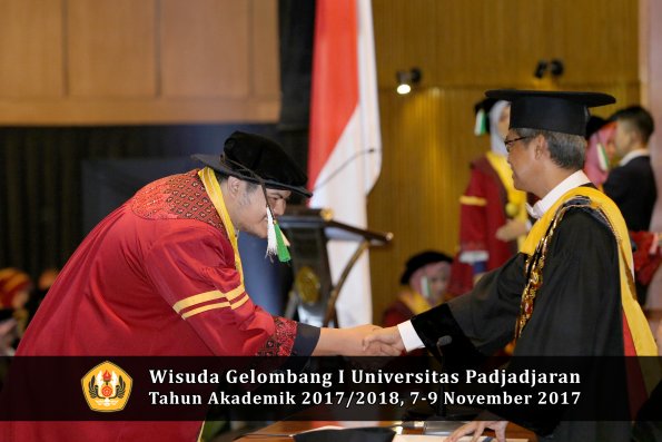 Wisuda Unpad Gel I TA 2017_2018  Fakultas Pertanian Oleh Rektor 066