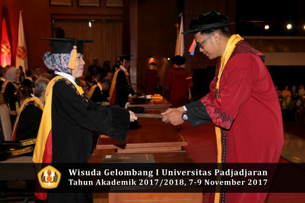 Wisuda Unpad Gel I TA 2017_2018  Fakultas Teknik Geologi Oleh Dekan 024
