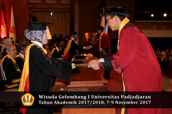 Wisuda Unpad Gel I TA 2017_2018  Fakultas Teknik Geologi Oleh Dekan 025