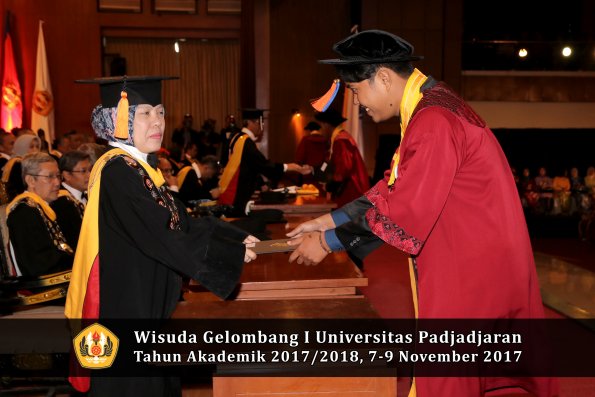 Wisuda Unpad Gel I TA 2017_2018  Fakultas Teknik Geologi Oleh Dekan 030