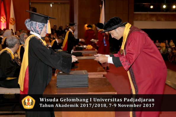 Wisuda Unpad Gel I TA 2017_2018  Fakultas Teknik Geologi Oleh Dekan 033