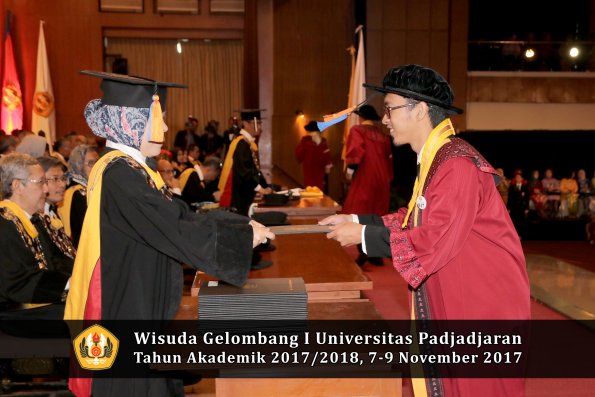 Wisuda Unpad Gel I TA 2017_2018  Fakultas Teknik Geologi Oleh Dekan 034