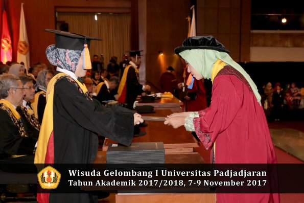 Wisuda Unpad Gel I TA 2017_2018  Fakultas Teknik Geologi Oleh Dekan 035