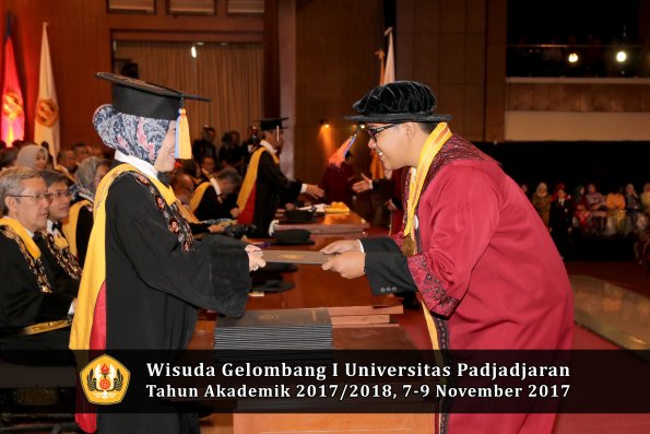 Wisuda Unpad Gel I TA 2017_2018  Fakultas Teknik Geologi Oleh Dekan 038