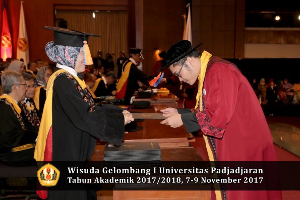 Wisuda Unpad Gel I TA 2017_2018  Fakultas Teknik Geologi Oleh Dekan 041