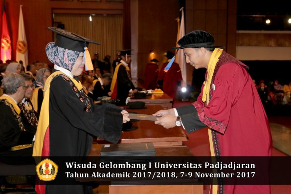 Wisuda Unpad Gel I TA 2017_2018  Fakultas Teknik Geologi Oleh Dekan 043