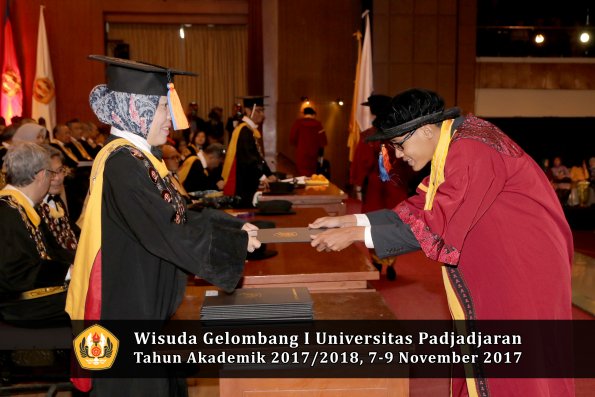 Wisuda Unpad Gel I TA 2017_2018  Fakultas Teknik Geologi Oleh Dekan 045
