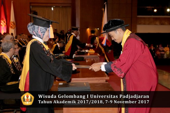Wisuda Unpad Gel I TA 2017_2018  Fakultas Teknik Geologi Oleh Dekan 046