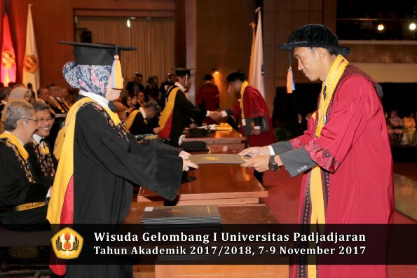 Wisuda Unpad Gel I TA 2017_2018  Fakultas Teknik Geologi Oleh Dekan 047