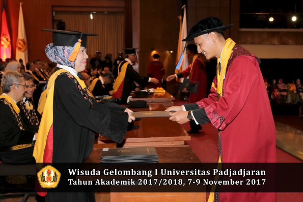 Wisuda Unpad Gel I TA 2017_2018  Fakultas Teknik Geologi Oleh Dekan 048