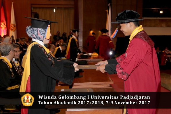 Wisuda Unpad Gel I TA 2017_2018  Fakultas Teknik Geologi Oleh Dekan 049