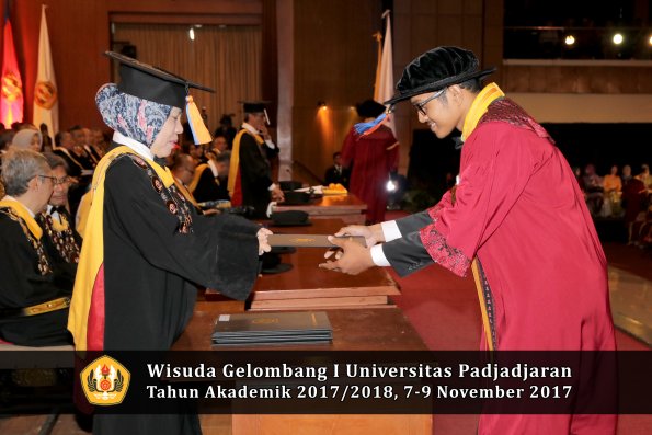 Wisuda Unpad Gel I TA 2017_2018  Fakultas Teknik Geologi Oleh Dekan 050