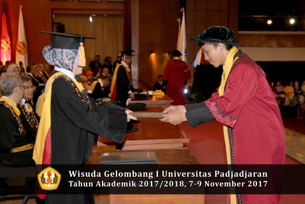 Wisuda Unpad Gel I TA 2017_2018  Fakultas Teknik Geologi Oleh Dekan 051