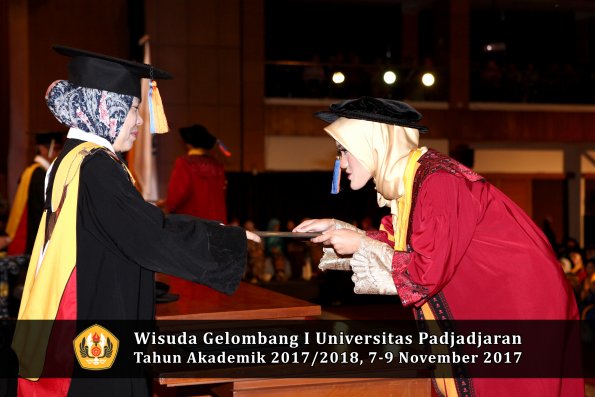 Wisuda Unpad Gel I TA 2017_2018  Fakultas Teknik Geologi Oleh Dekan 054