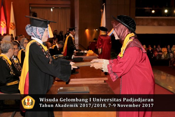 Wisuda Unpad Gel I TA 2017_2018  Fakultas Teknik Geologi Oleh Dekan 055