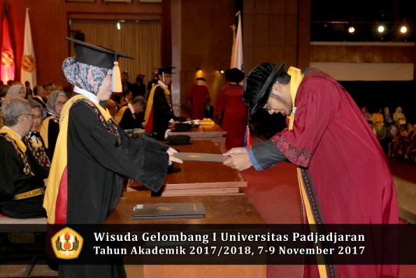 Wisuda Unpad Gel I TA 2017_2018  Fakultas Teknik Geologi Oleh Dekan 056