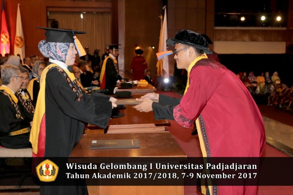 Wisuda Unpad Gel I TA 2017_2018  Fakultas Teknik Geologi Oleh Dekan 057