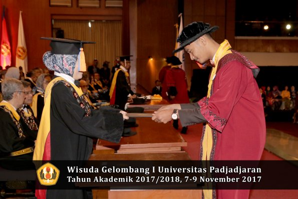 Wisuda Unpad Gel I TA 2017_2018  Fakultas Teknik Geologi Oleh Dekan 058