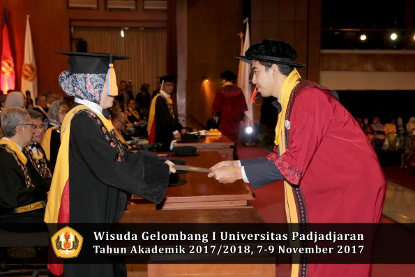 Wisuda Unpad Gel I TA 2017_2018  Fakultas Teknik Geologi Oleh Dekan 059