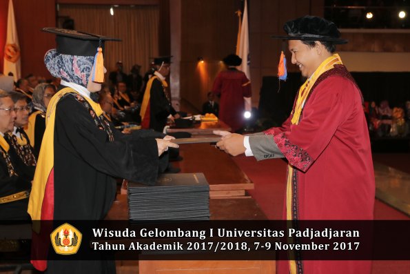 Wisuda Unpad Gel I TA 2017_2018  Fakultas Teknik Geologi Oleh Dekan 062