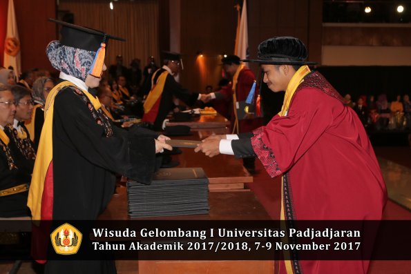Wisuda Unpad Gel I TA 2017_2018  Fakultas Teknik Geologi Oleh Dekan 063
