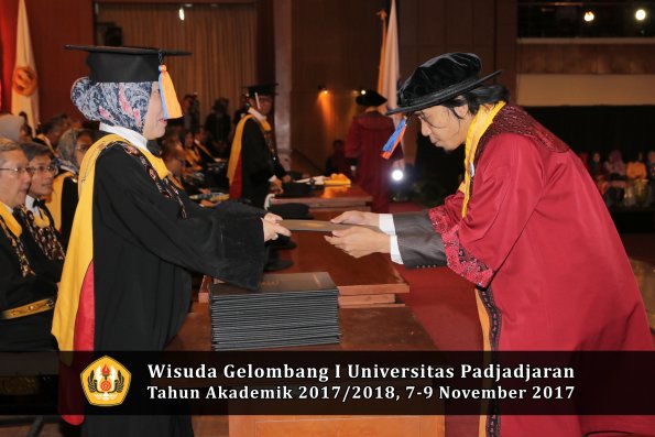 Wisuda Unpad Gel I TA 2017_2018  Fakultas Teknik Geologi Oleh Dekan 064