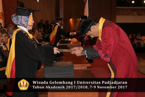 Wisuda Unpad Gel I TA 2017_2018  Fakultas Teknik Geologi Oleh Dekan 065