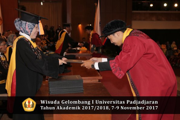 Wisuda Unpad Gel I TA 2017_2018  Fakultas Teknik Geologi Oleh Dekan 067