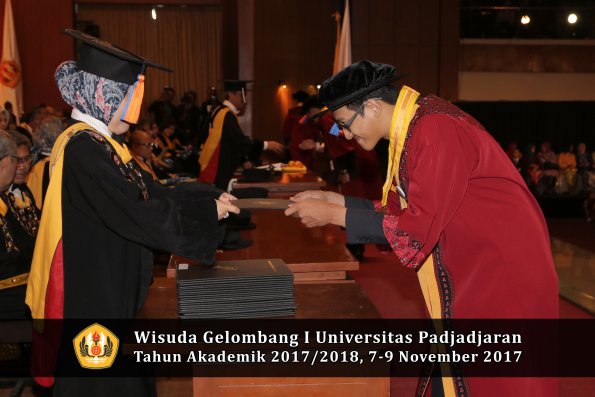 Wisuda Unpad Gel I TA 2017_2018  Fakultas Teknik Geologi Oleh Dekan 068