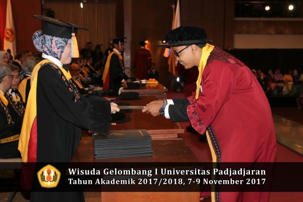 Wisuda Unpad Gel I TA 2017_2018  Fakultas Teknik Geologi Oleh Dekan 070