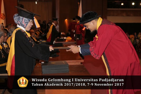 Wisuda Unpad Gel I TA 2017_2018  Fakultas Teknik Geologi Oleh Dekan 071