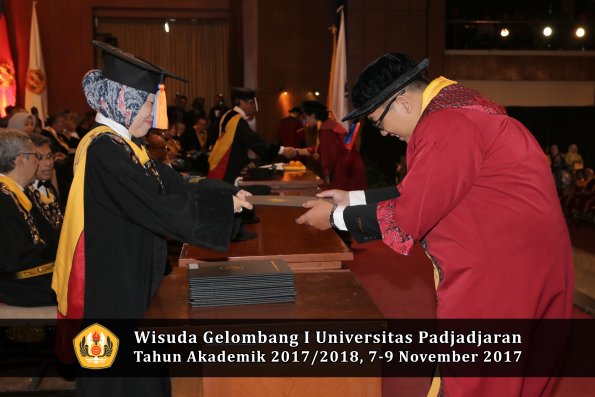 Wisuda Unpad Gel I TA 2017_2018  Fakultas Teknik Geologi Oleh Dekan 073