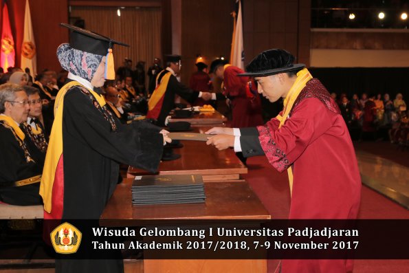 Wisuda Unpad Gel I TA 2017_2018  Fakultas Teknik Geologi Oleh Dekan 074